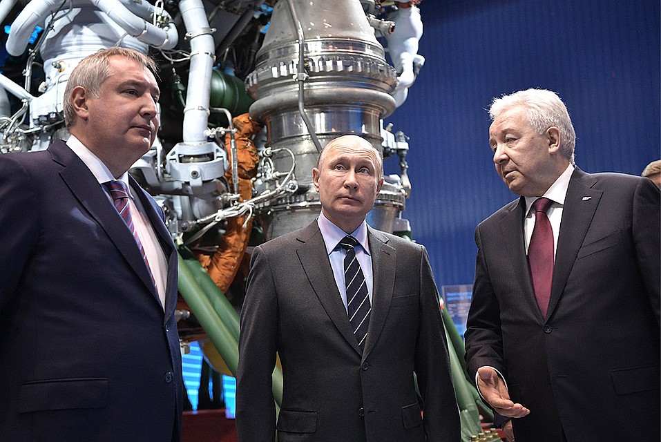 Генеральный директор Госкорпорации "Роскосмос" Дмитрий Рогозин, президент России Владимир Путин и гендиректор АО "НПО Энергомаш" Игорь Арбузов (слева направо). Фото Алексей Никольский/пресс-служба президента РФ/ТАСС
