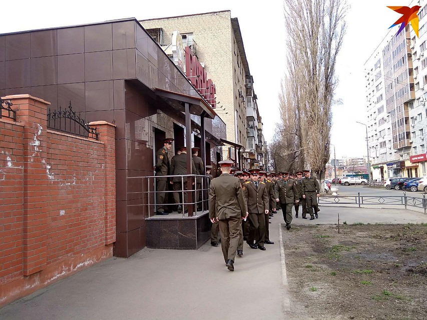 Военные добрались до соседнего вуза пешком Фото: Екатерина Семенова