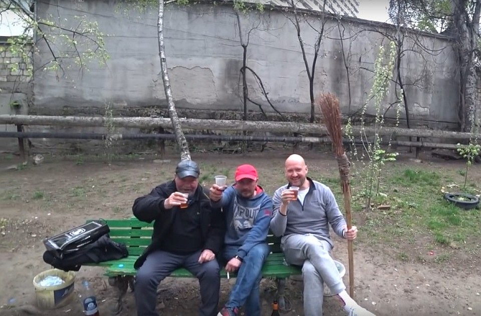 Гость из Британии с жителями Кишинева. Фото: скриншот видео