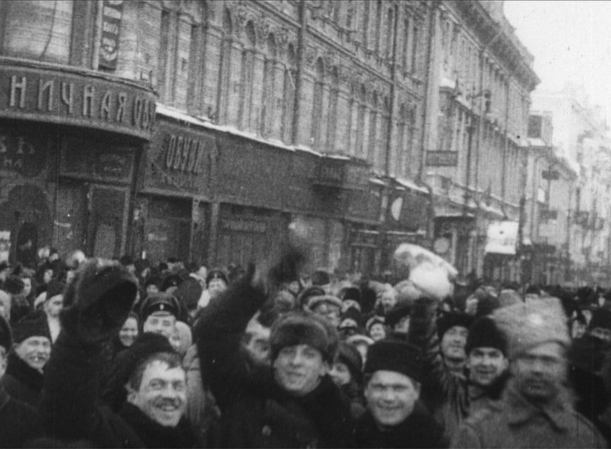 Ликующая толпа снята в феврале 1917 года на Страстной (ныне Пушкинской) площади в Москве. Фото: кадр из фильма