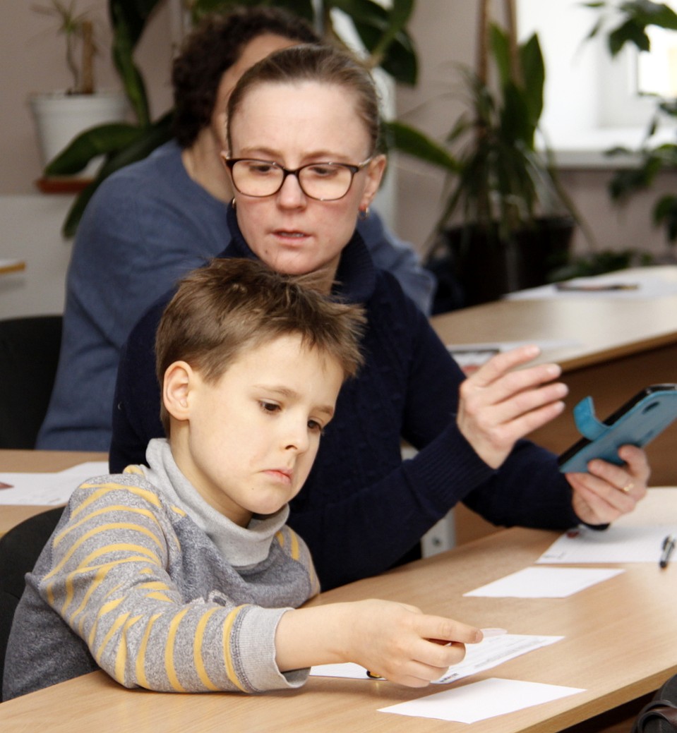 9-летний Илья приехал на диктант с мамой.