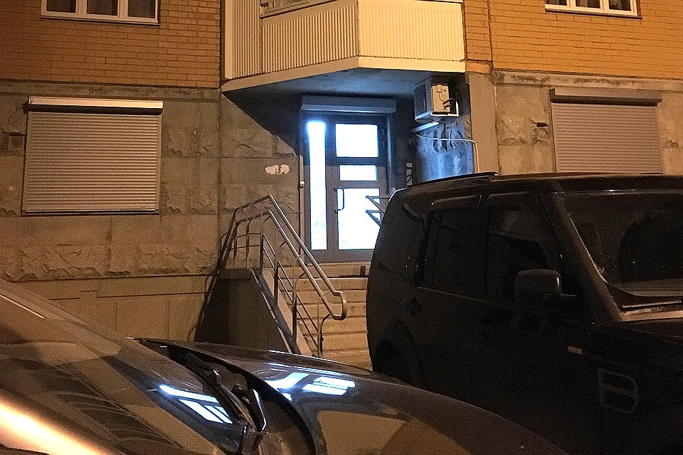 Окна в "массажном салон" зачем-то закрыли плотными рольставнями.
