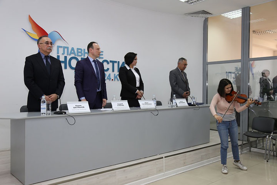 Каждый очередной пробег агитбригады стартует с пресс-конференции, которая уже по доброй традиции начинается и завершается под мелодию «Эсимде». Фото: Евгений Печурин