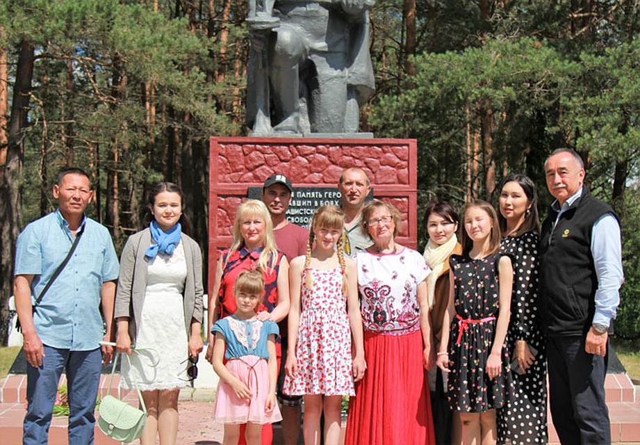 В прошлом году кыргызстанские активисты встретились с семьей Героя Советского Союза Николая Митрофанова на митинге-реквиеме в Бешенковичском районе Витебской области. Родственники приехали из России к месту захоронения солдата. Фото: Предоставлено "КП"