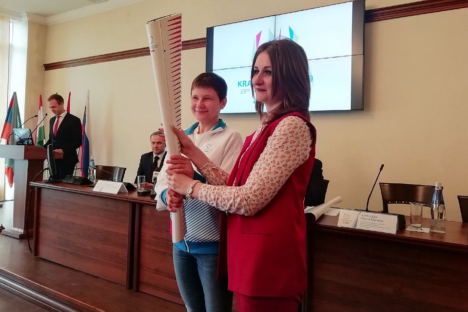 Факелы эстафеты огня зимней универсиады подарили Барнаулу Фото: Анна СЕМИНА