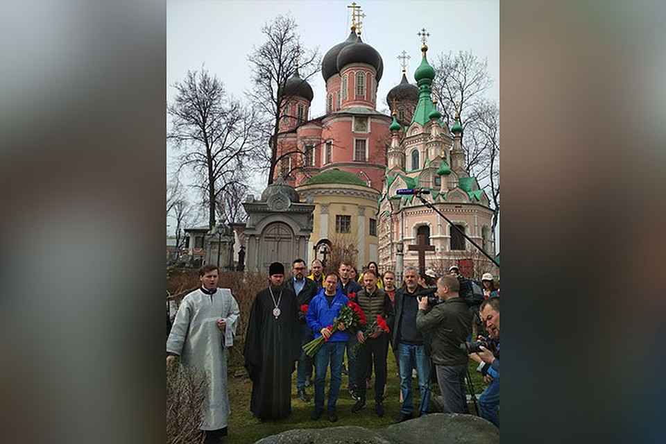 Мединский положил цветы к могиле Петра Барановского – советского архитектора, реставратора и подвижника в деле сохранения памятников. Фото: Анастасия ПЛЕШАКОВА