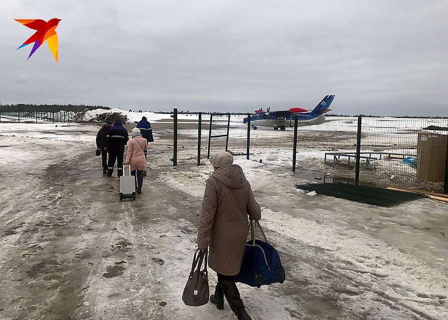 Теперь крохотный L-410 с десятью пассажирами с дозаправкой в Братске героически ковыляет из Иркутска Фото: Владимир ВОРСОБИН