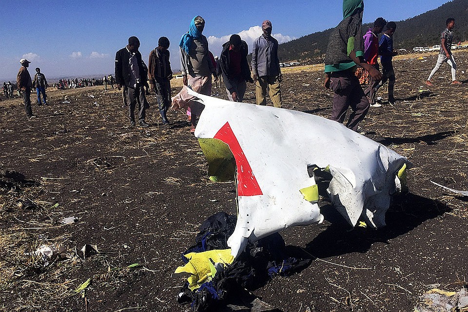 На месте крушения самолета Boeing 737 Max 800 в Эфиопии. Фото: REUTERS