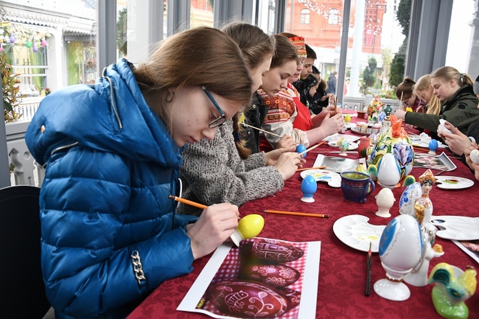 Накануне Пасхи челябинец научат расписывать яйца. Фото: Михаил ФРОЛОВ