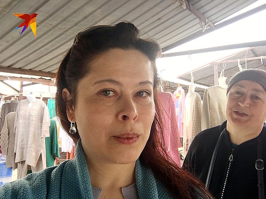Фотографирую вроде бы себя, а на самом деле – продавщицу Асю. Фото: Ульяна СКОЙБЕДА