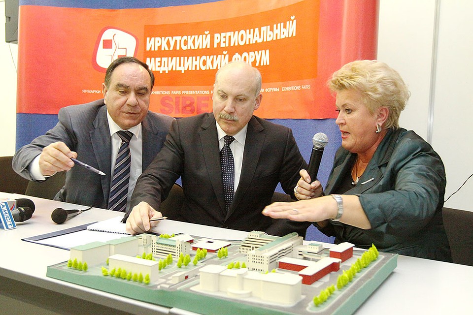 2010 г., министр здравоохранения Иркутской области Гайдар Гайдаров, губернатор Иркутской области Дмитрий Мезенцев и Виктория Дворниченко, депутат Законодательного Собрания Иркутской области. Фото: Лариса Федорова