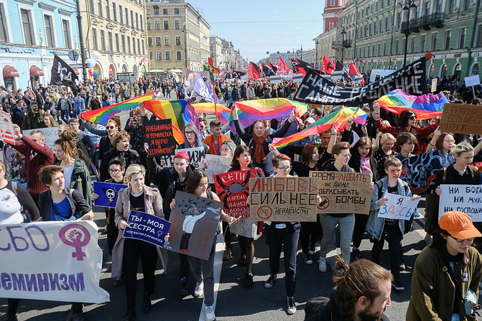 Пришли в центр города и феминистки. Фото: Артем КИЛЬКИН
