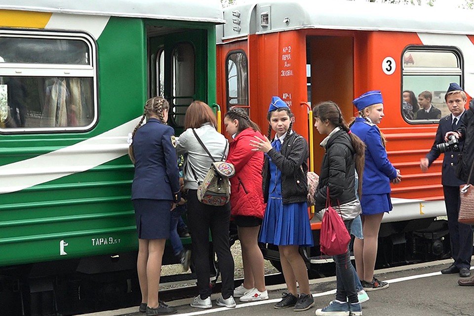 Девчонки обычно работают проводниками и дежурными по станции Фото: Елена ШИНКАРЕНКО