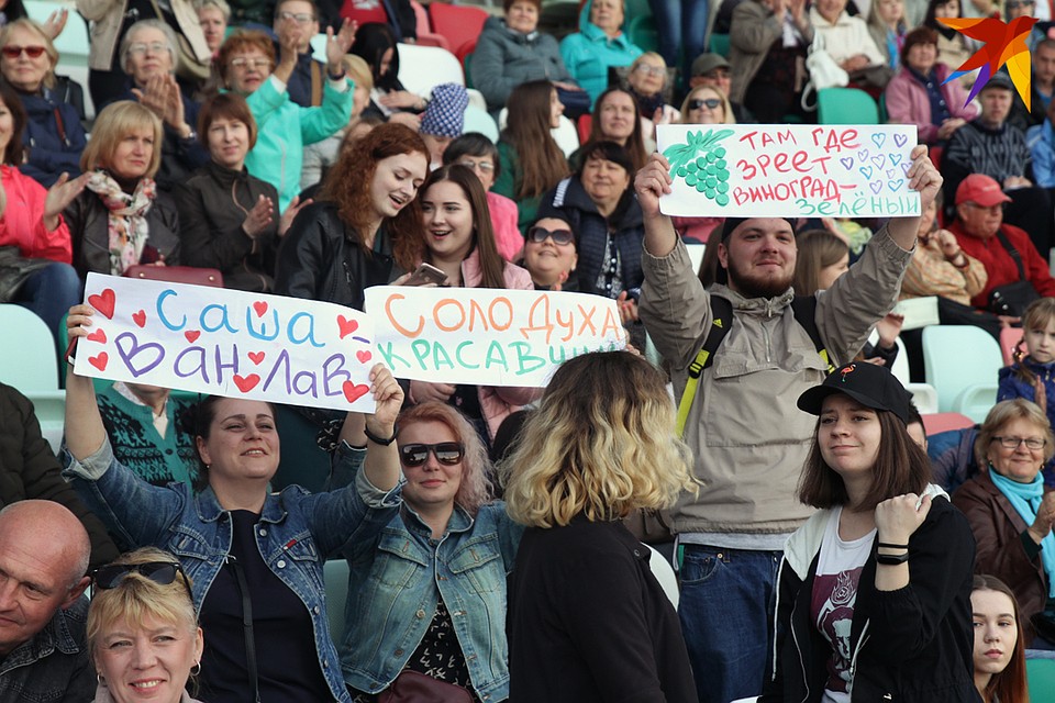 Настоящие поклонники артиста! Фото: Микита НЕДАВЕРКОВ