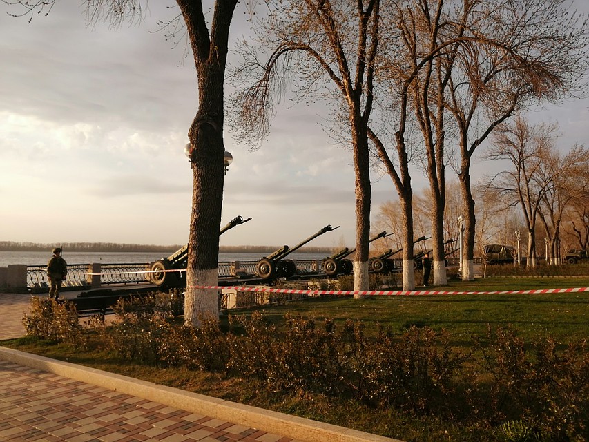 Военные делали на набережной холостые залпы из орудий / Фото: Рустам Манеев Фото: vk.com