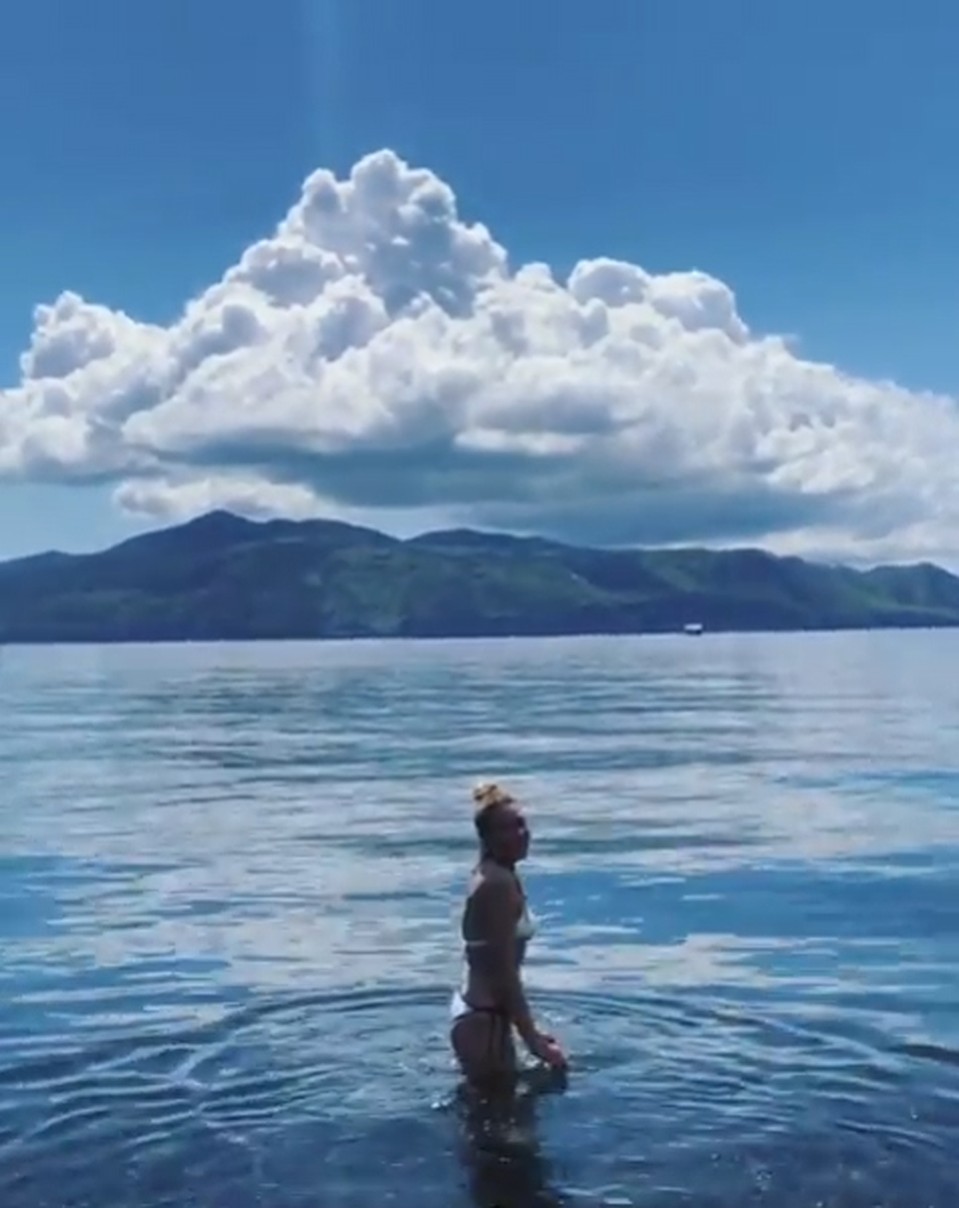 Актриса смело вошла в воду. Фото: кадр видео.