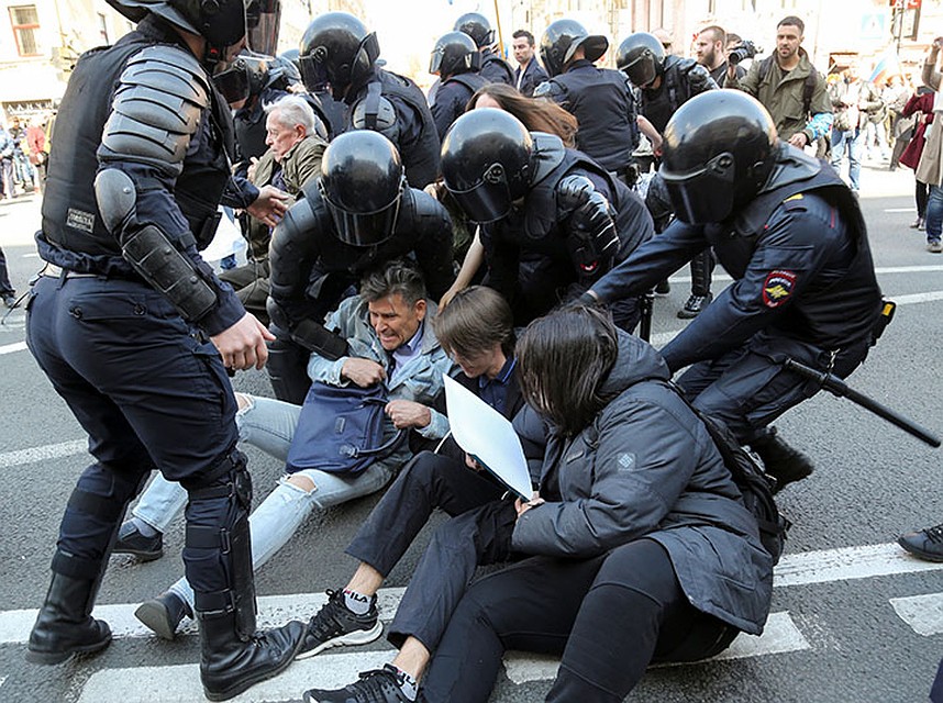 Провокаторы добились массовых задержаний в Петербурге. Фото: REUTERS