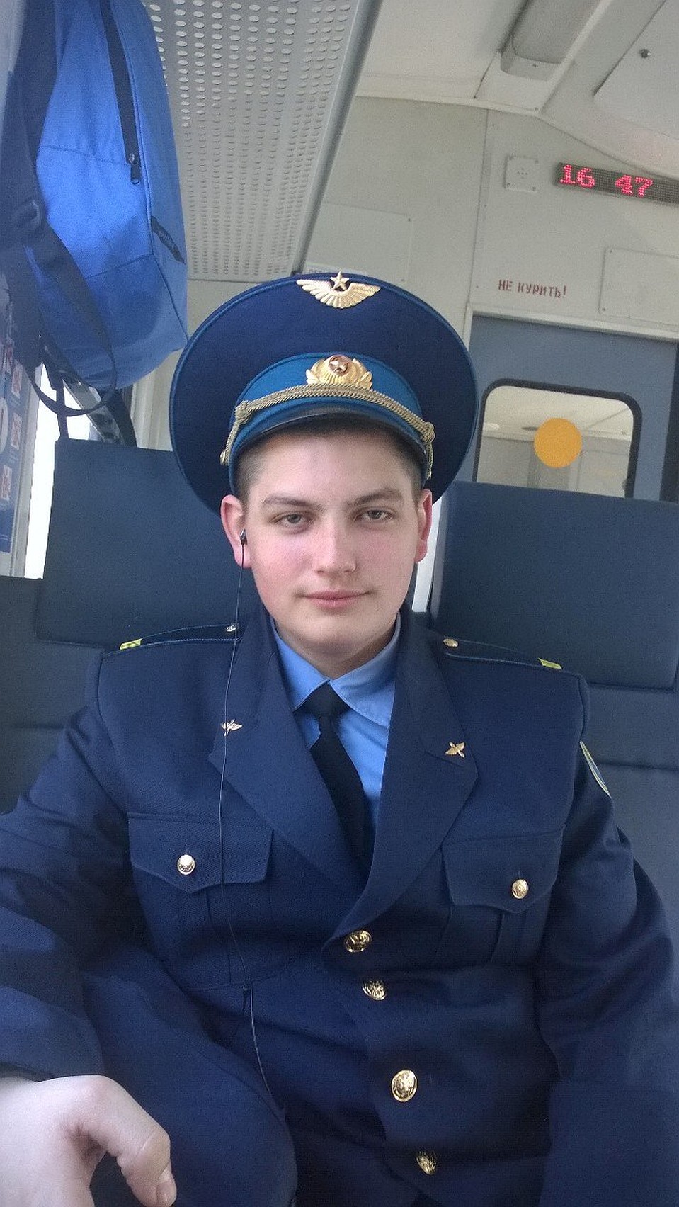 Стюард Максим Моисеев до последнего оставался внутри салона горящего самолета, помогая пассажирам покинуть борт Фото: СОЦСЕТИ
