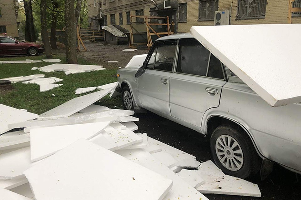 С крыши одного из домов по улице Якубовского летел пенопласт. Фото: mogilev.online.