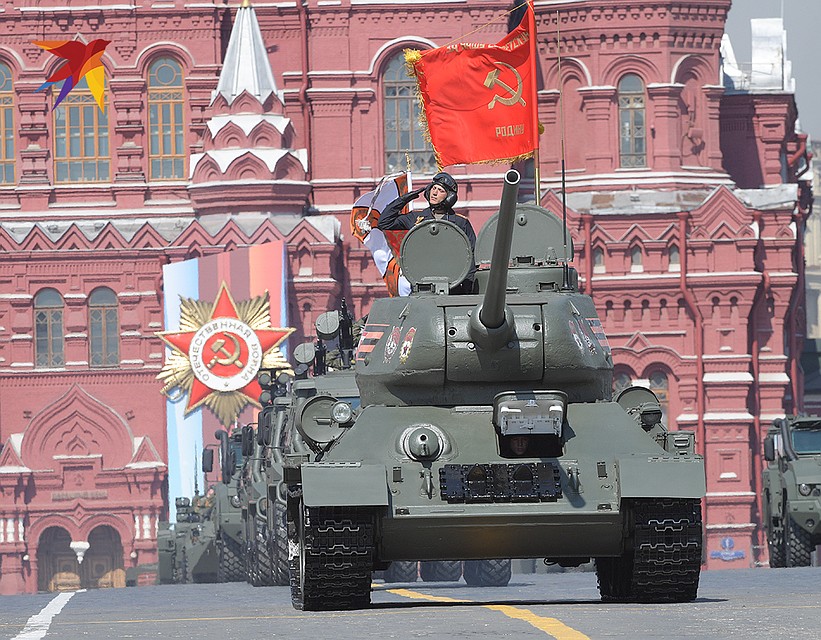 Колонну военной техники возглавил легендарный Т-34. Фото: Михаил ФРОЛОВ