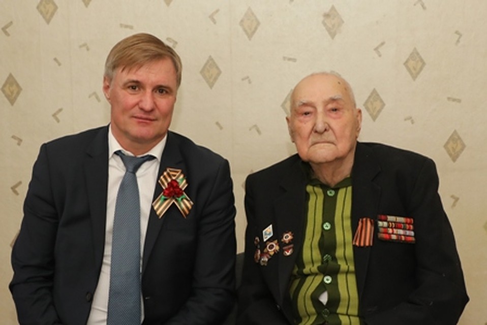 Председатель Законодательной Думы Хабаровского края Сергей Луговской поздравил 99-летнего ветерана Николая Яковлевича Фуртаса Фото: Законодательная дума Хабаровского края