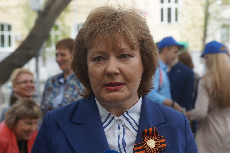 Глава района рассказала о свойствах новой скамьи Фото: Светлана МАКОВЕЕВА
