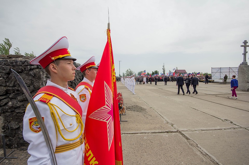 На Саур-Могиле в Донбассе прошел десятитысячный митинг в честь Дня Победы