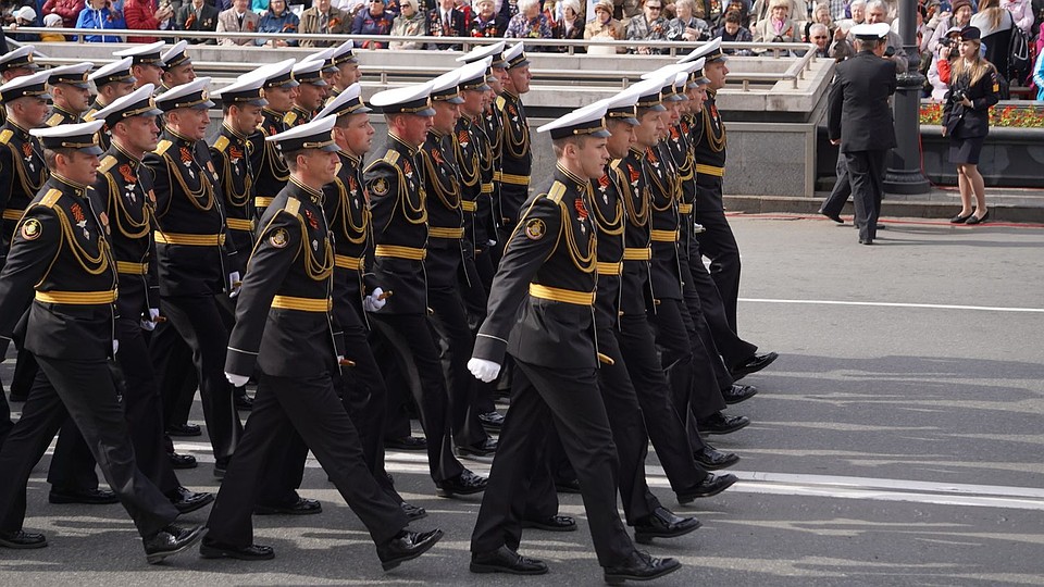 Стройными рядами по главной улице Владивостока прошли военные Фото: Олег БЕЛОВ