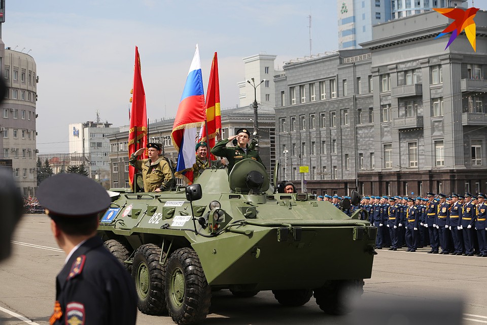 В параде участвуют как раритетная, так и современная военная техника. Фото: Валерий ЗВОНАРЕВ