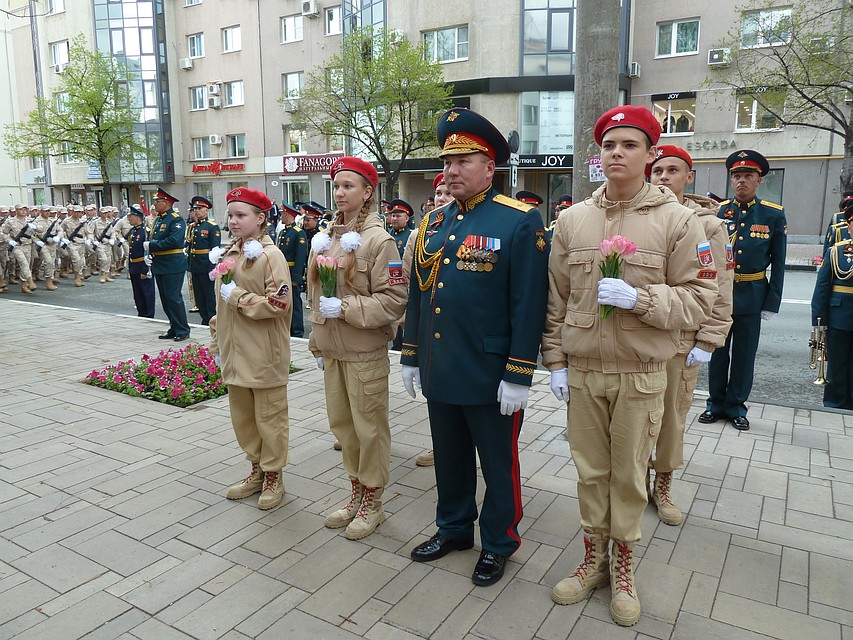 Вместе с военными пришли под окна ветеранов и юнармейцы