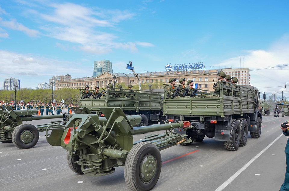 В составе механизированных колонн прошли исторические Т-34 и знаменитая реактивная установка БМ-13 «Катюша» Фото: Мария ИГНАТЬЕВА