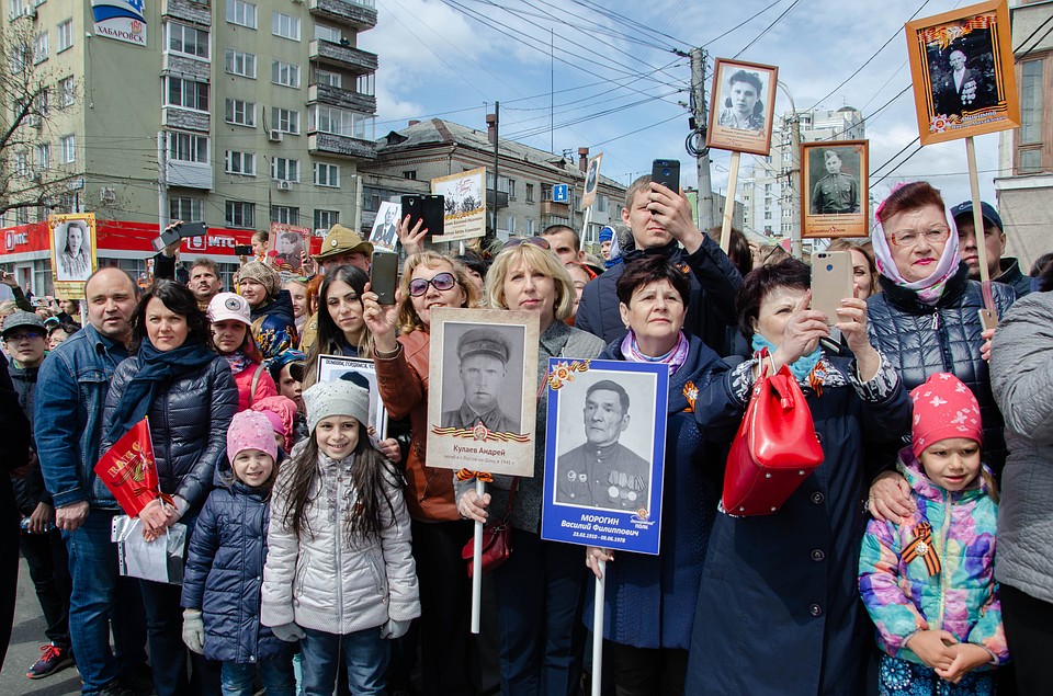 Тысячи хабаровчан и гостей краевого центра наблюдали за "Бессмертным полком". Фото: Элина ОГАНЕСЯН