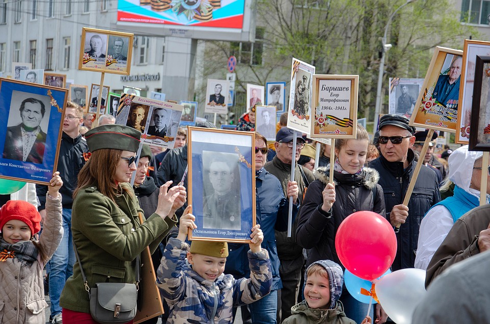 Яркие цветы, флаги и машины приводили детей в восторг. Фото: Элина ОГАНЕСЯН