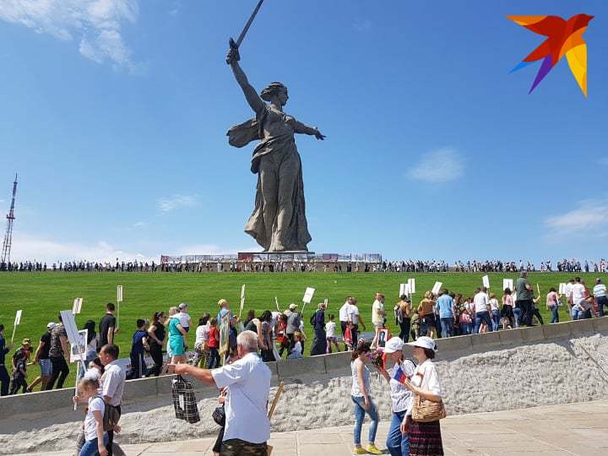 Завершилось шествие у подножья Родины-матери. Фото: Екатерина СИМОХИНА