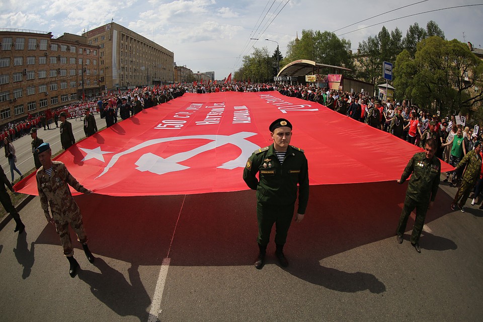 Перед началом шествия голова колонны расположилась возле перекрестка пр. Ленина и ул. Энтузиастов Фото: Валерий ЗВОНАРЕВ