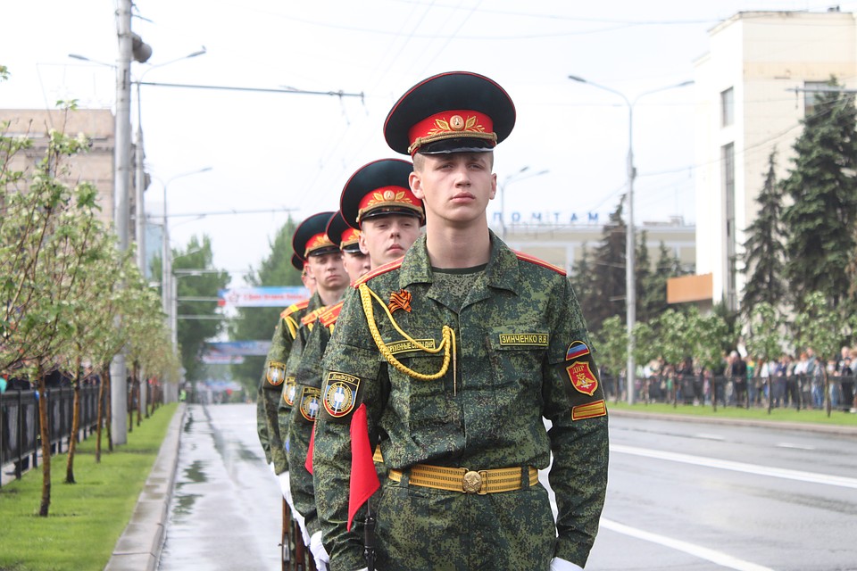 Парад Победы в Донецке 2019 собрал тысячи людей Фото: Никита МАКАРЕНКОВ, Павел ХАНАРИН