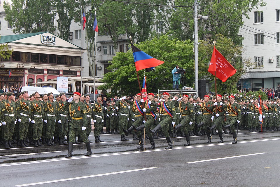 Парад Победы в Донецке 2019 собрал тысячи людей Фото: Никита МАКАРЕНКОВ, Павел ХАНАРИН