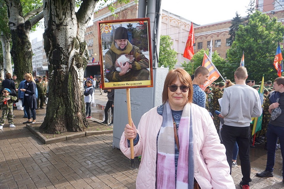 Татьяна с портретом сына каждый год в Бессмертном Полку. Фото: Юлия АНДРИЕНКО