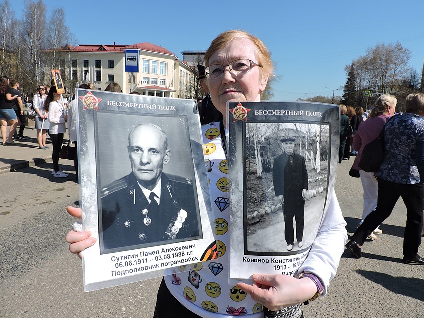 Сыктывкарка Нина Пестова неспешно ждала начала «Бессмертного полка», держа в руках фотографии двух своих отцов. Фото: Ольга СОЛОВЕЙ