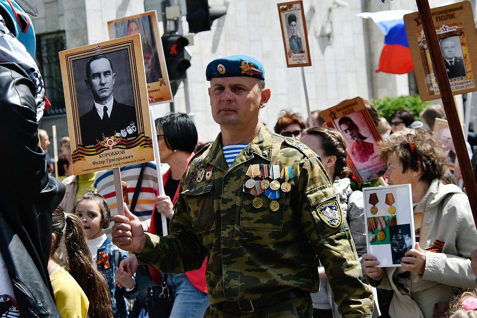 В толпе можно было разглядеть людей военных профессий. Фото: Кирилл ВЕРШИНИН