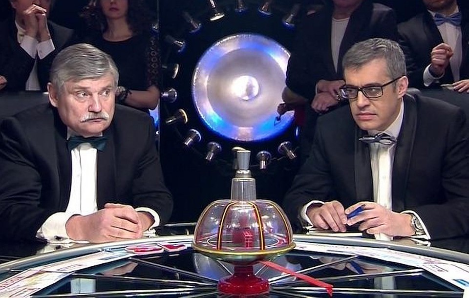 Максим Поташев (справа) за столом знатоков.