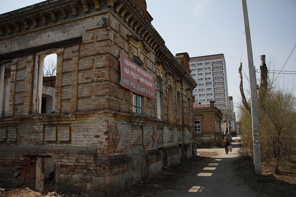 А эти руины несколько лет уже "находятся на реставрации". Фото: Анатолий ЛЕВСКОЙ