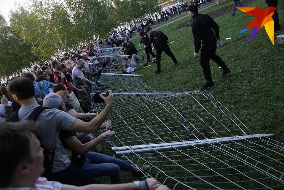 В итоге забор повалили Фото: Алексей БУЛАТОВ