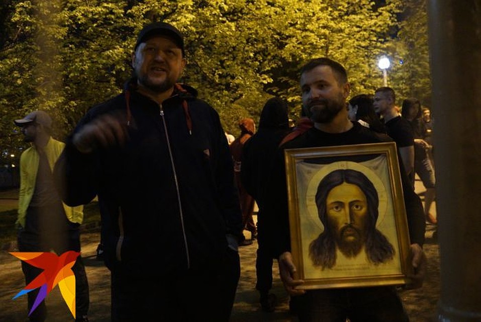 В Екатеринбургской епархии уверяют, что в сквере во время конфликта присутствовали также и их сотрудники. Фото: Алексей БУЛАТОВ