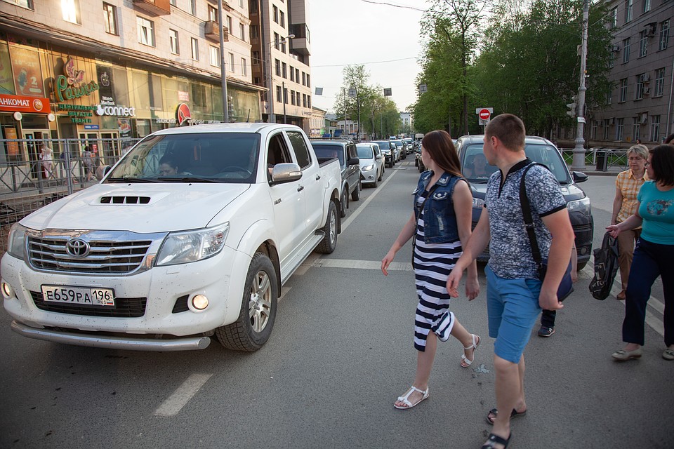 Из-за пробок пешеходы с трудом переходят дорогу Фото: Николай ОБЕРЕМЧЕНКО