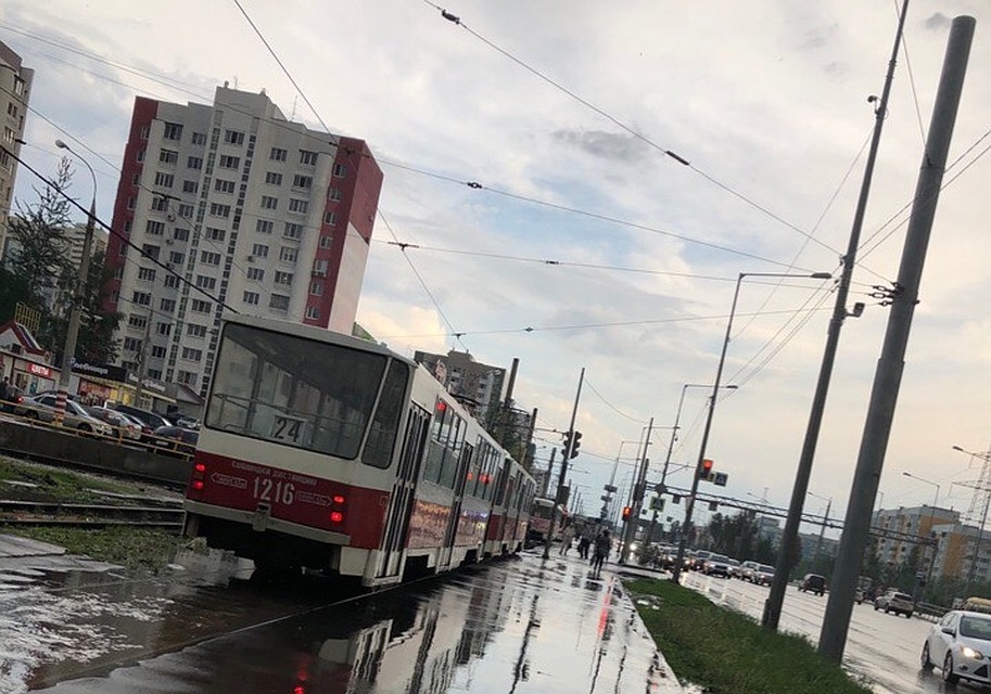 Трамваи встали из-за воды на рельсах