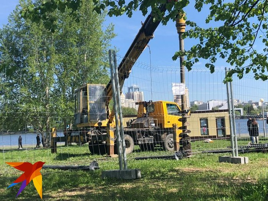 Утром в среду застройщики начали устанавливать капитальное ограждение вокруг сквера.