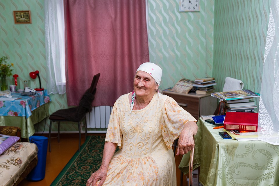 Фаина Исмагиловна перенесла инсульт и ей тяжело говорить. Благодаря поддержке родных и бабушек, она пошла на поправку. Фото: Диля Ахмадишина