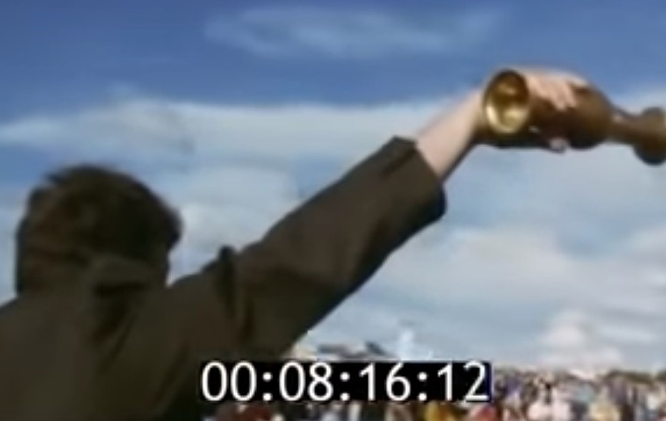 Аркадий Чернецкий выливает первую воду в фонтан. Фото: скрин с видео
