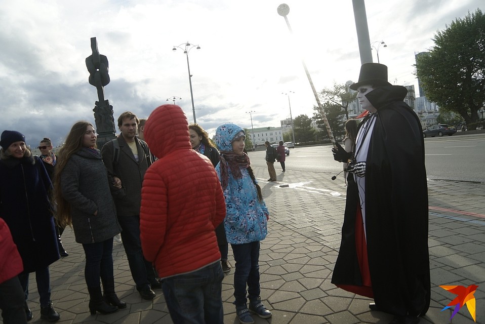 Дракула проводил экскурсии прямо на улице Фото: Алексей БУЛАТОВ
